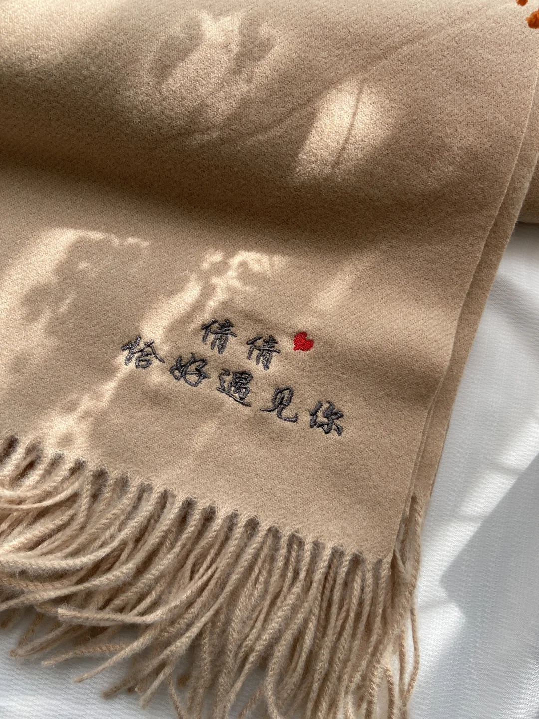 你敢信吗？男友用刺绣围巾给我写了一封情书