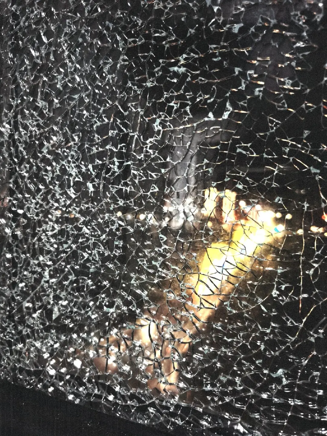 兴发铝材断桥铝门窗碎成万花筒