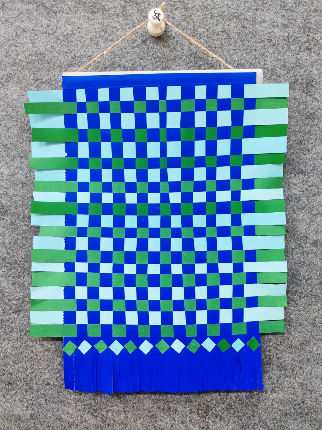 小学美术纸条编织，挂毯《编织乐园》