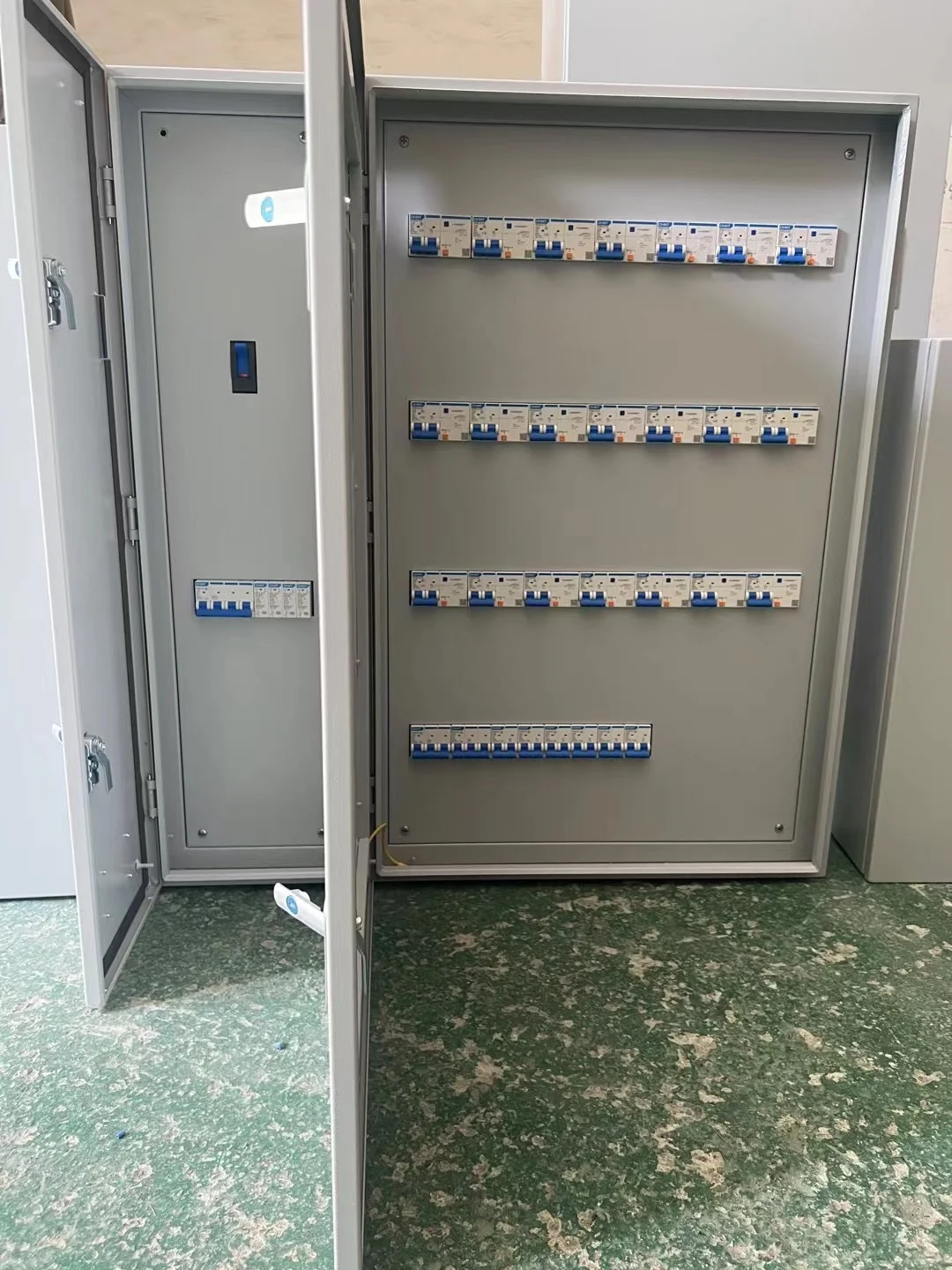 跟着老公一起卖配电箱