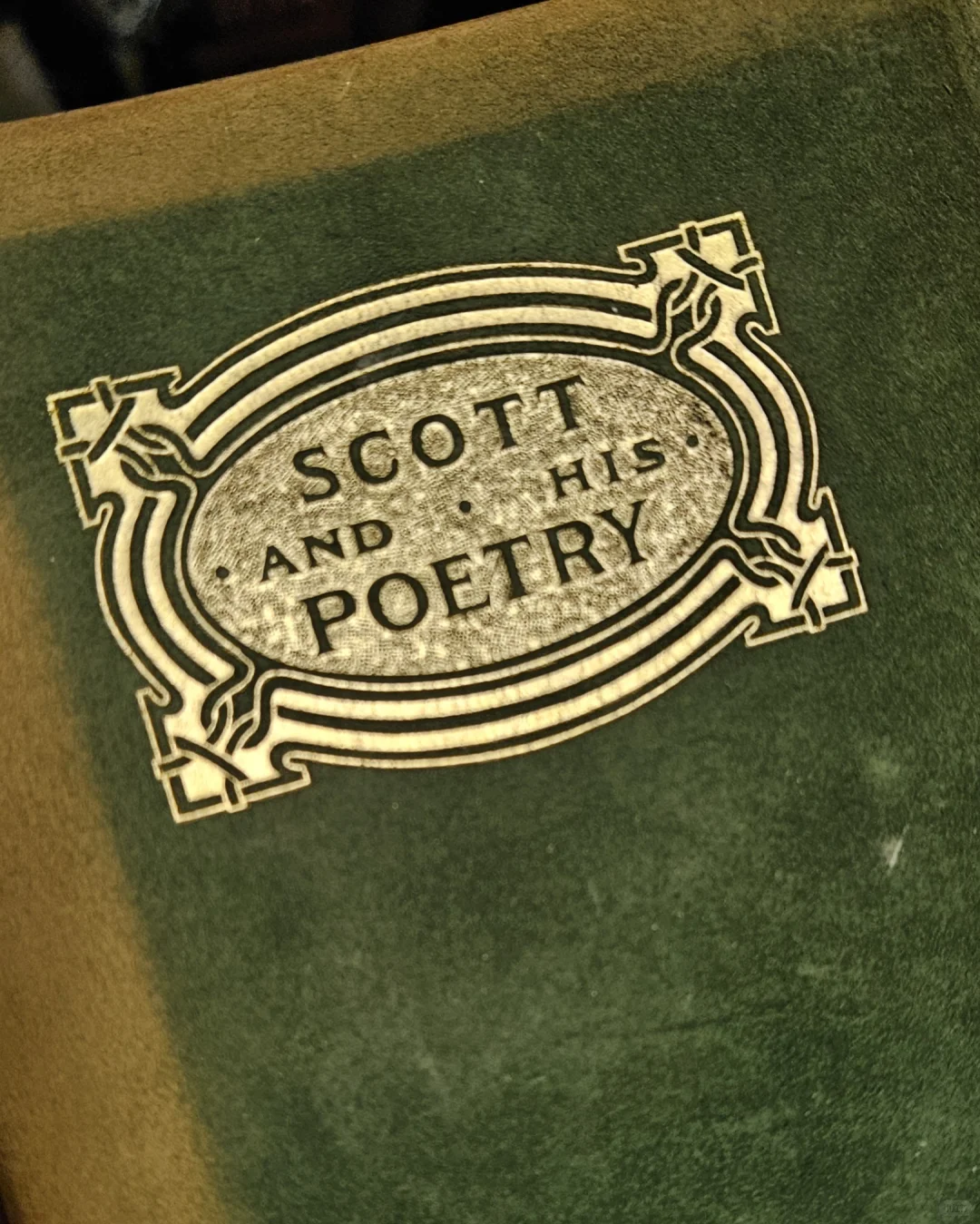 精美的烫金装帧设计