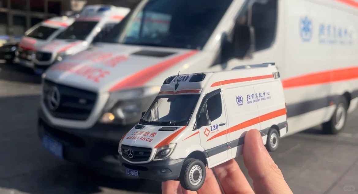 汽车模型收藏 - 奔驰凌特5G智慧医疗救护车