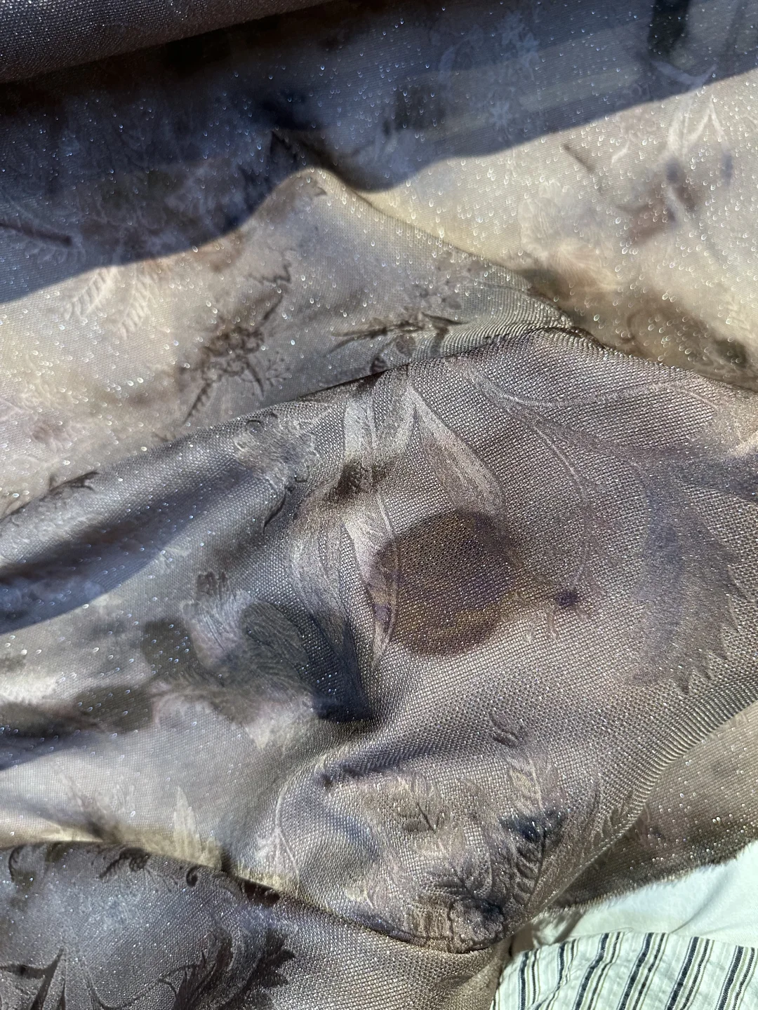 是不是有点秋冬气息的闪闪面料呢？？？