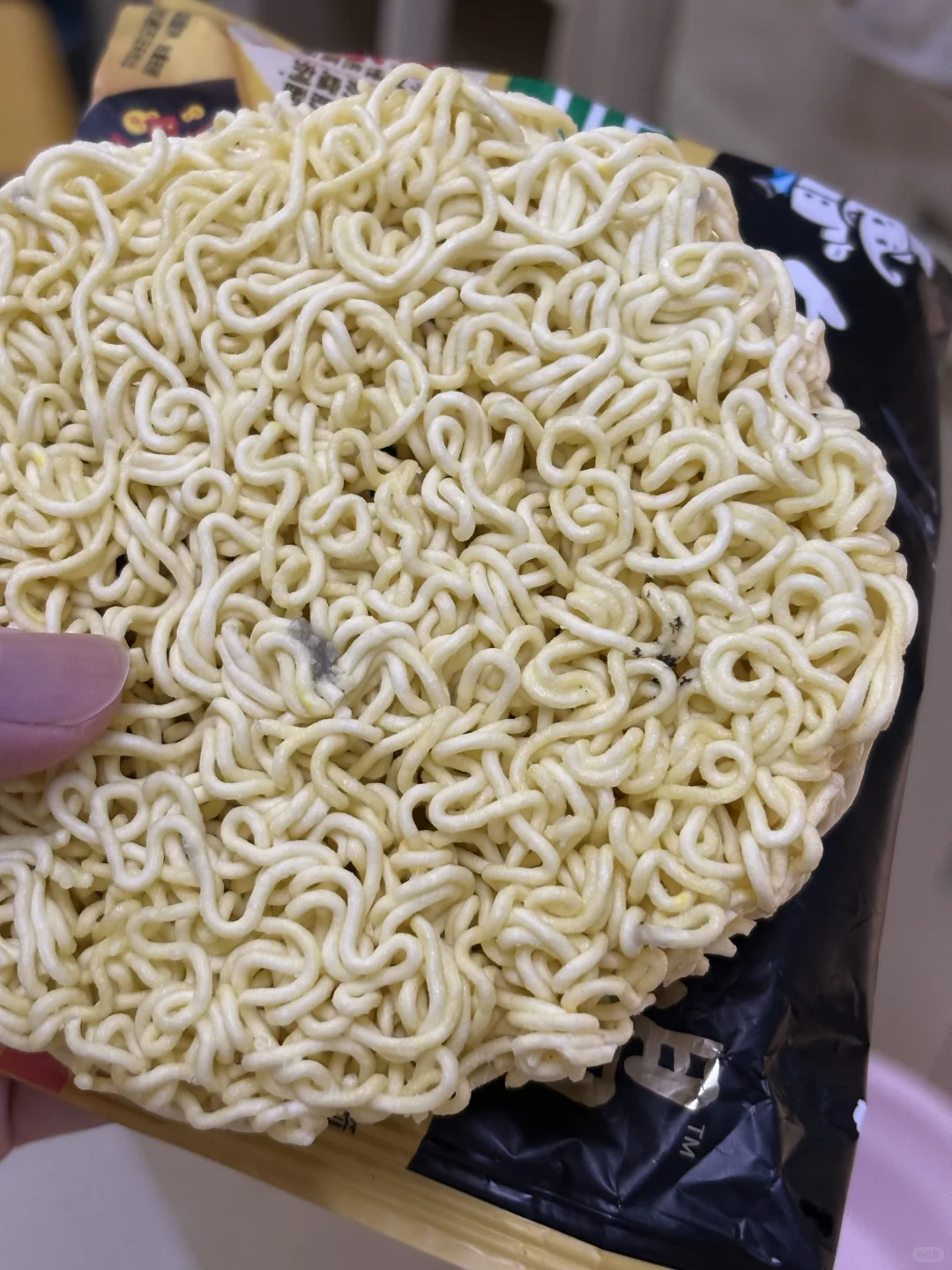 震惊·某知名方便面竟出现霉菌