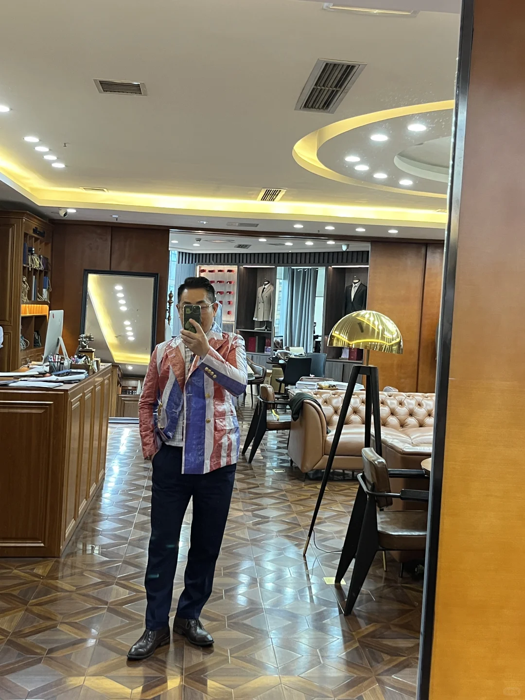 当量体师拿出了自己亲自做的西服…