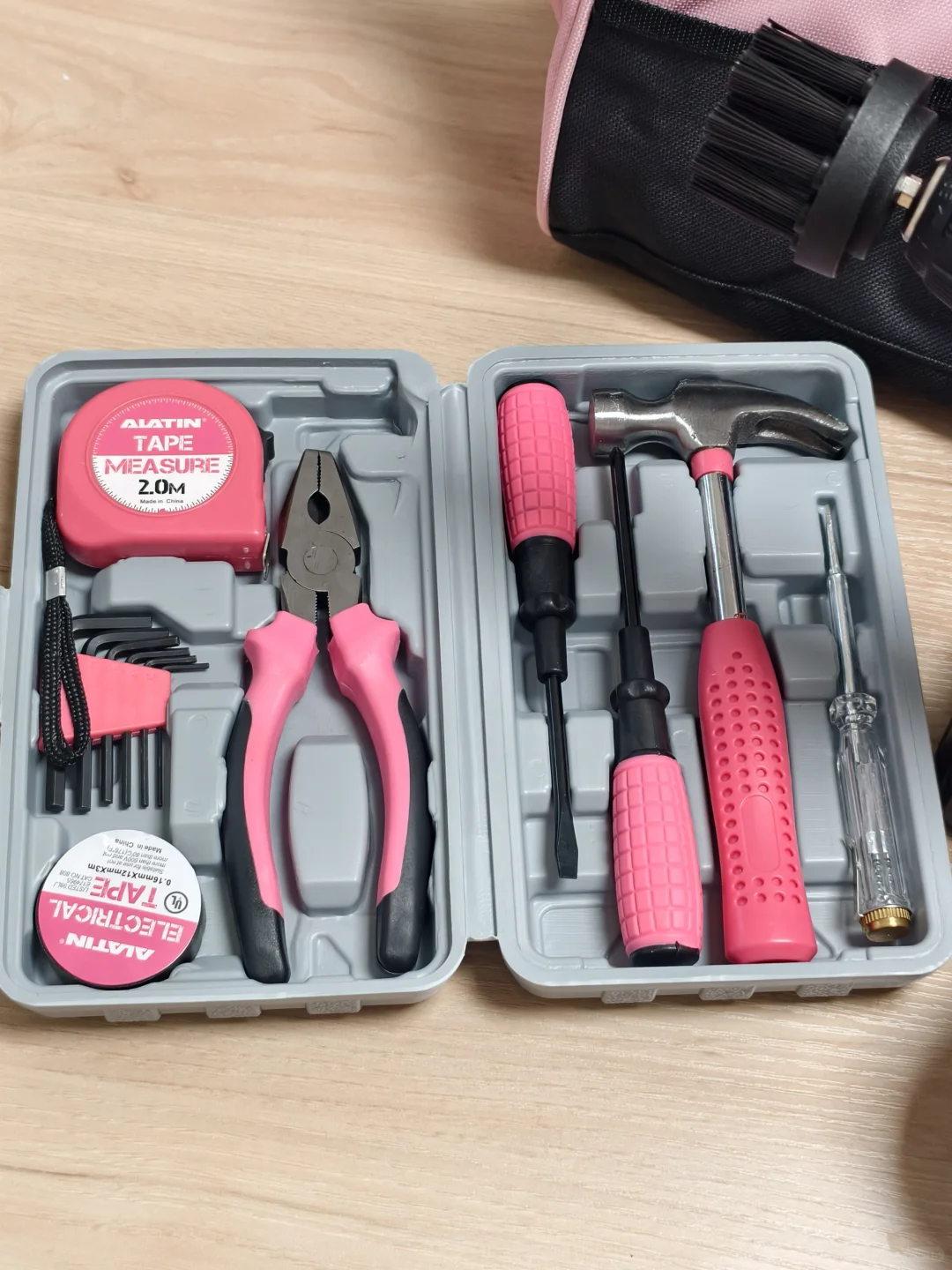 女生单手hold住的电钻!