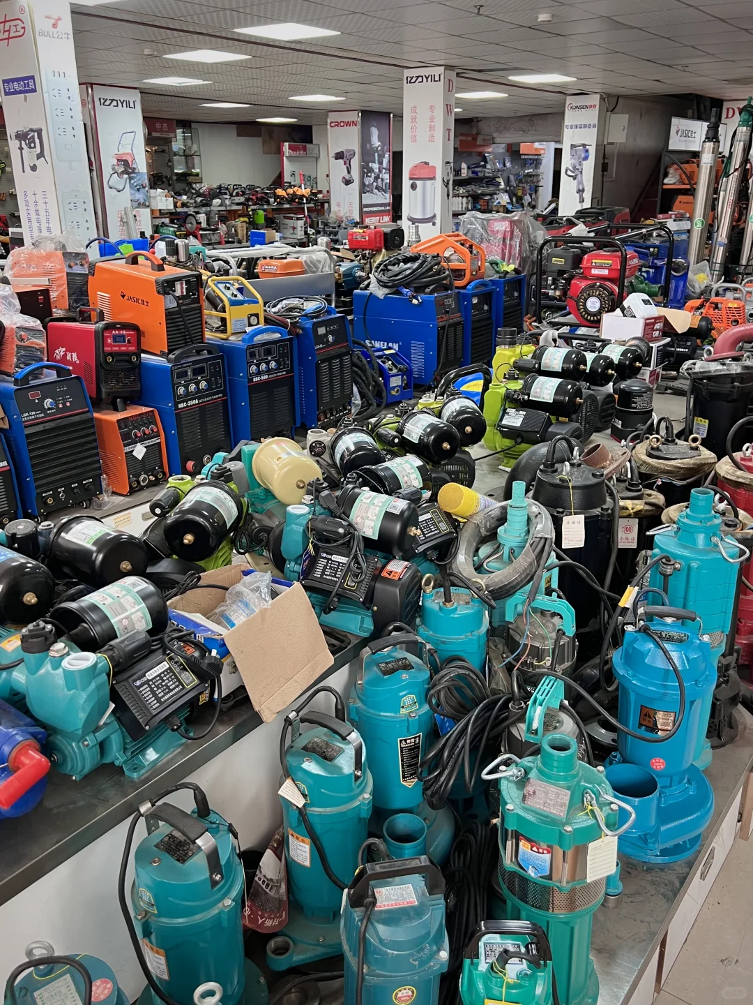 这应该算得上应有尽有的五金店?