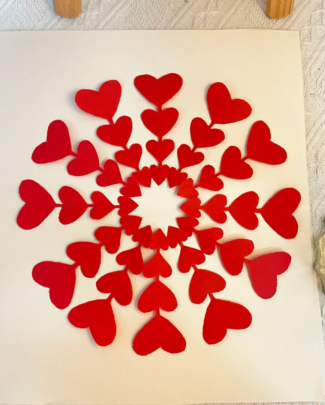 爱心发射窗花剪纸，超简单