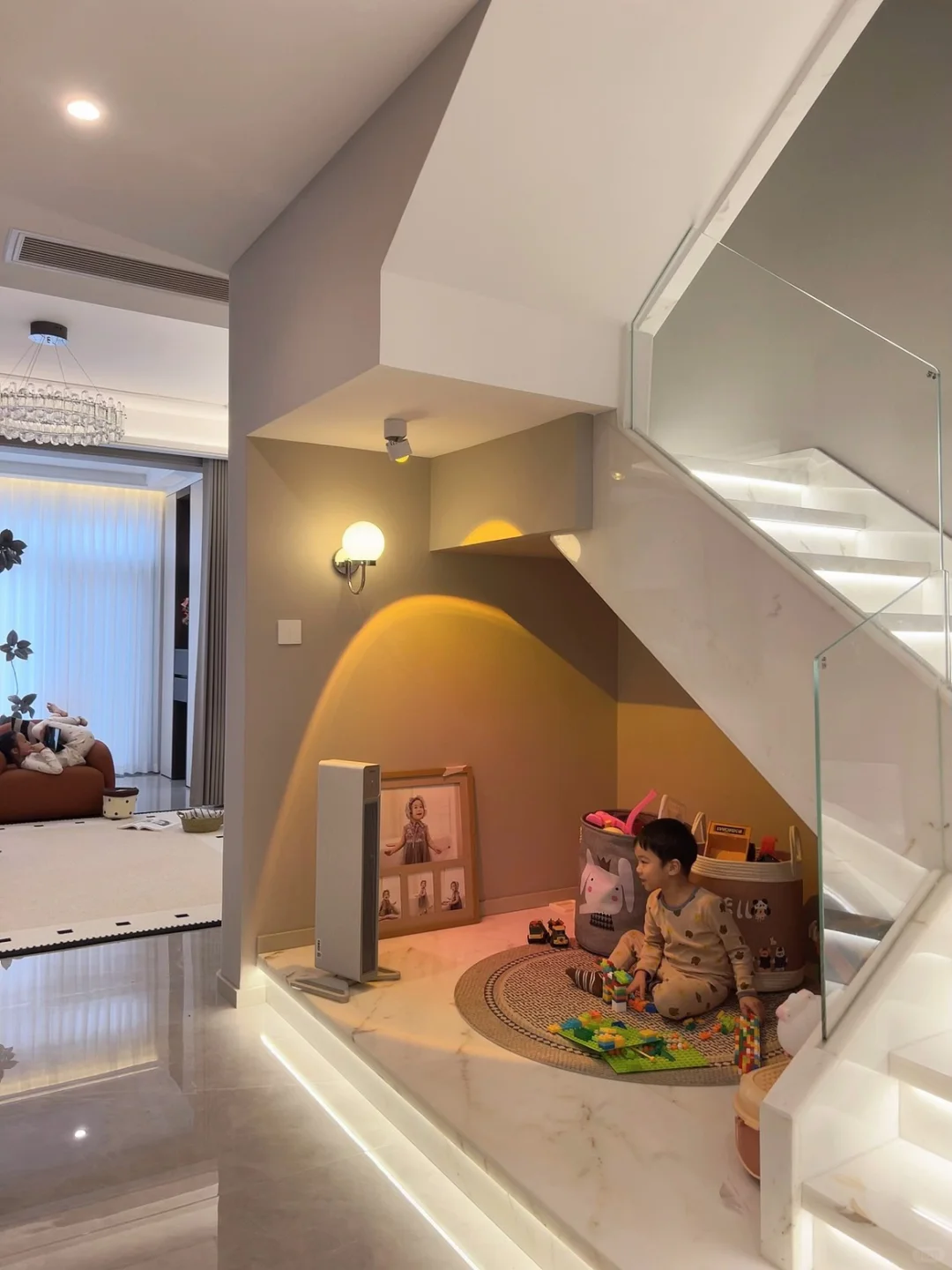 供暖空窗期，一台取暖器给足了娃的安全感～