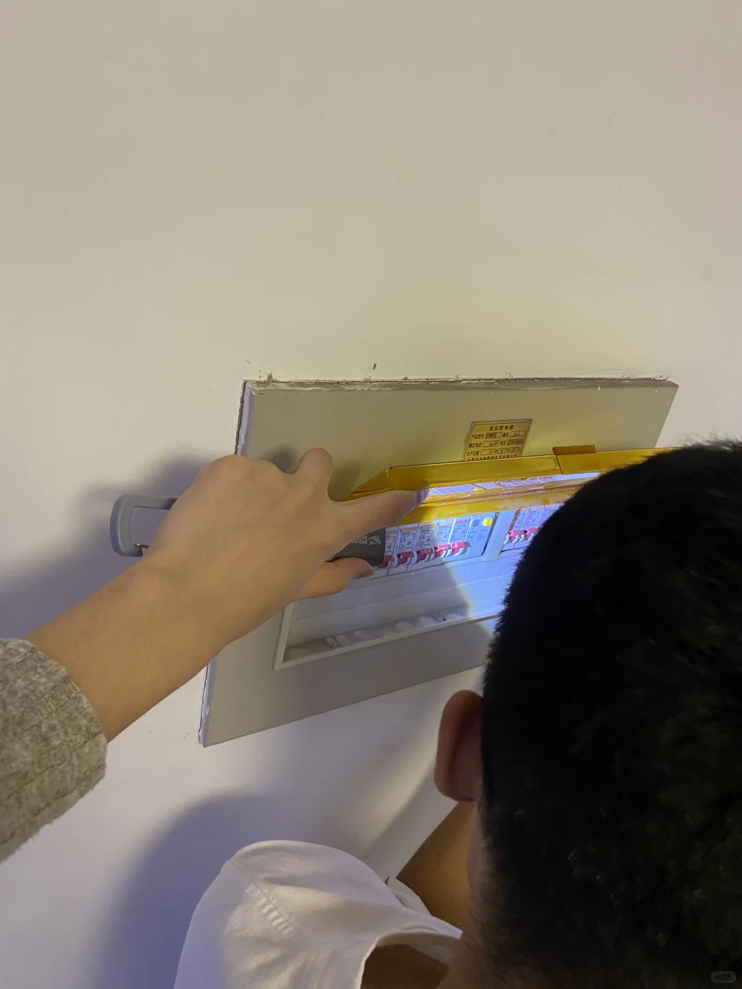 大晚上不睡觉自己换电闸