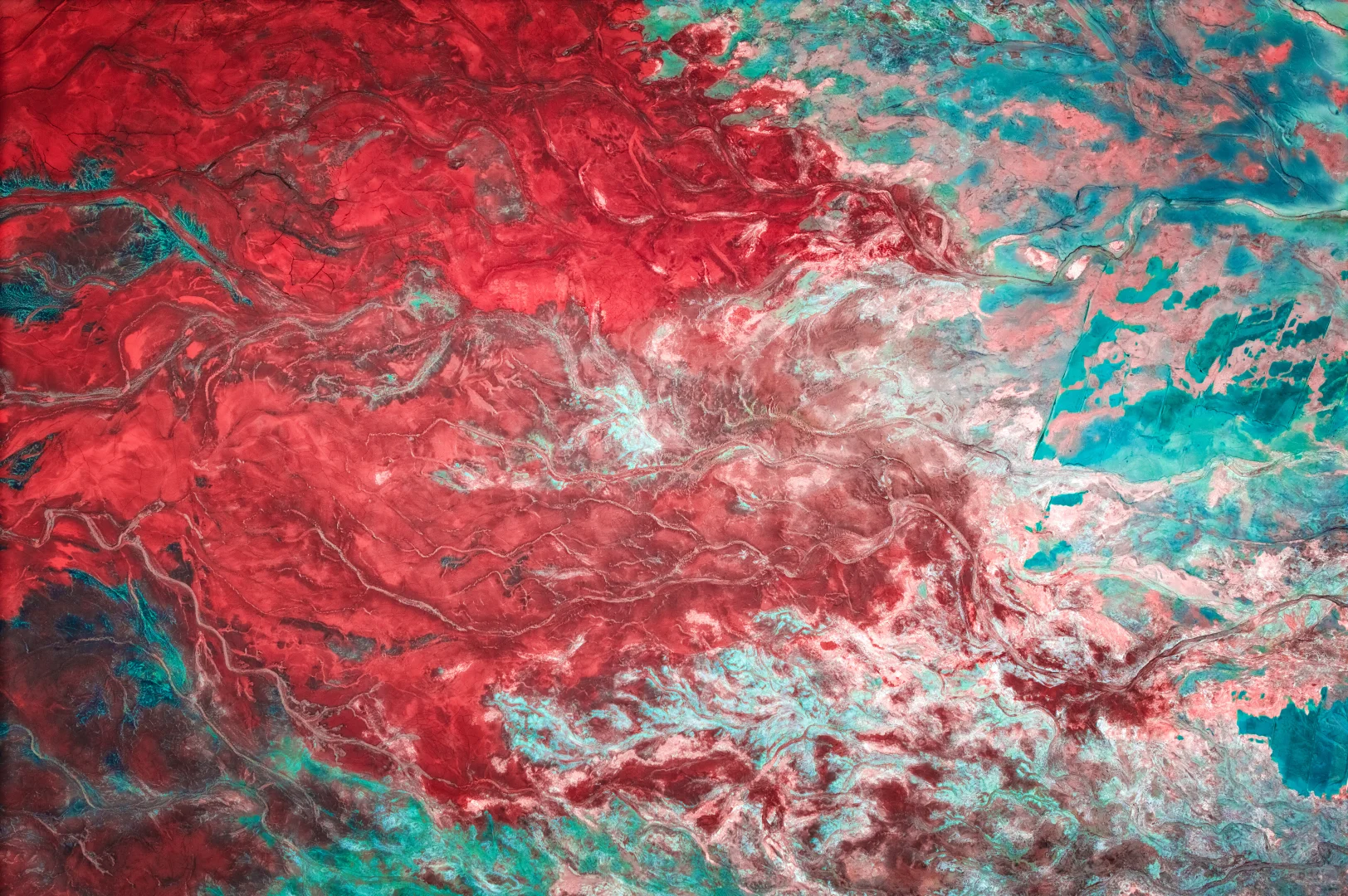 距离北京500km 大地的裂变 鞍山尾矿坑航拍