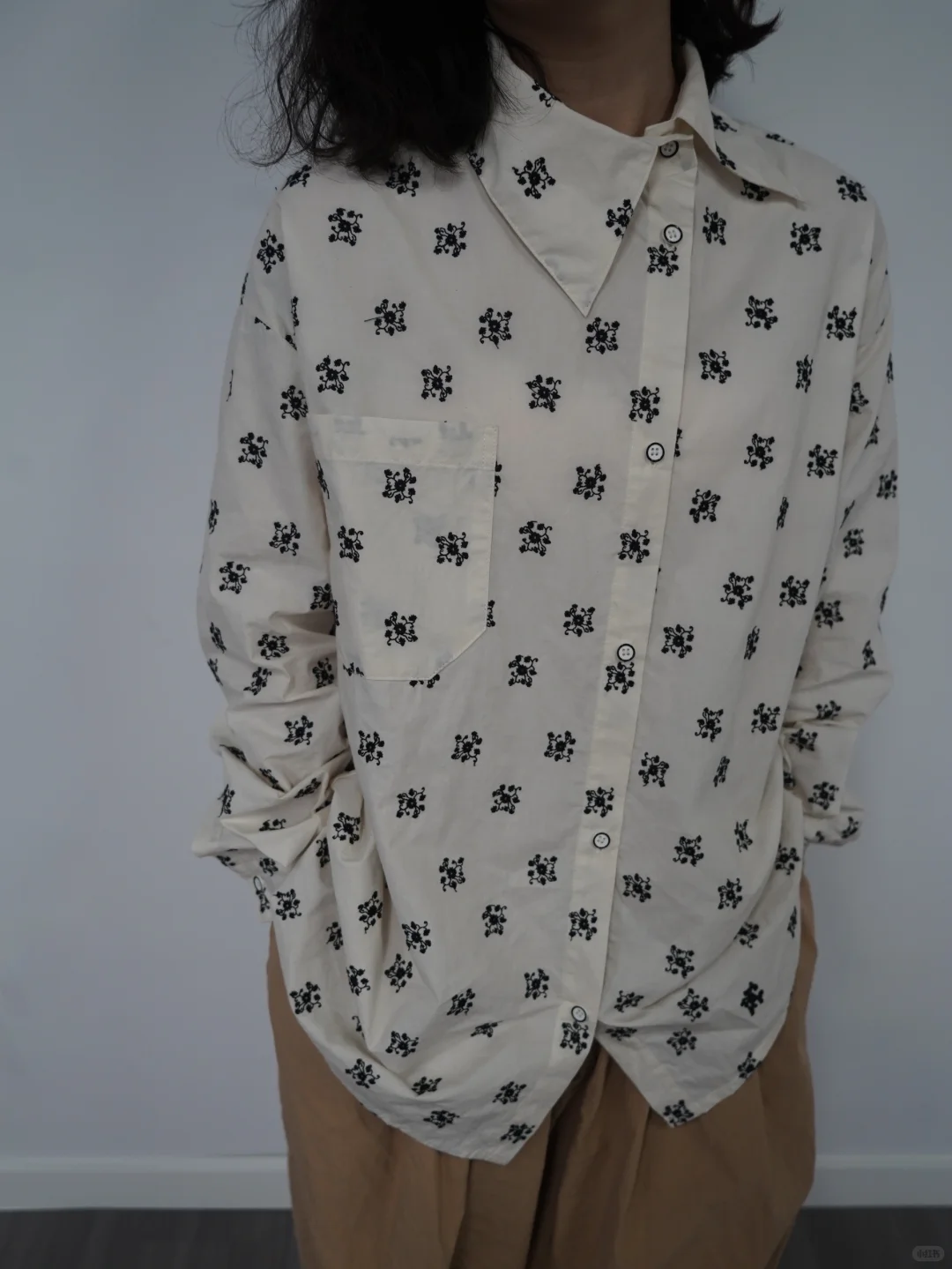 算是…复古又有设计感的一件衬衫吧