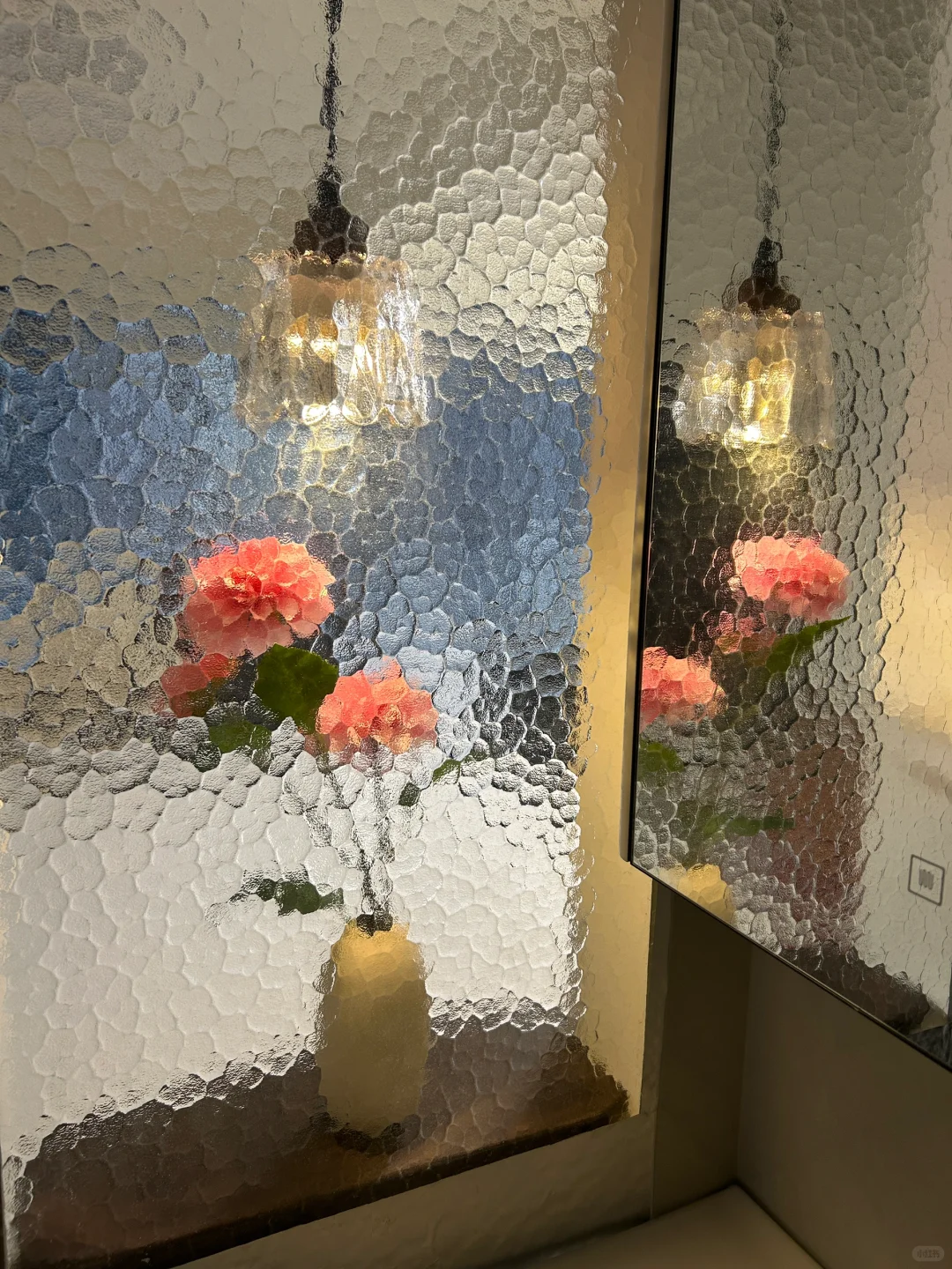 都去做这个卫生间干区油画玻璃隔断！