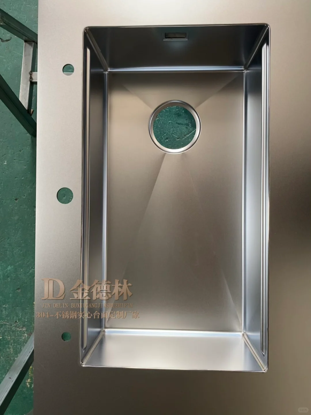 不锈钢台面越来越卷了...