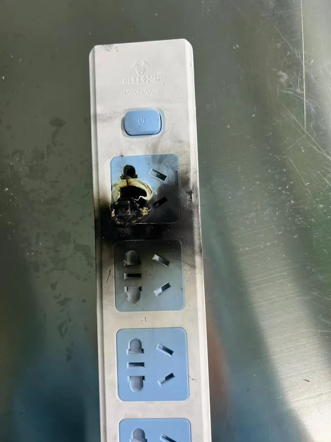 电热水器电路故障导致插头插座烧坏