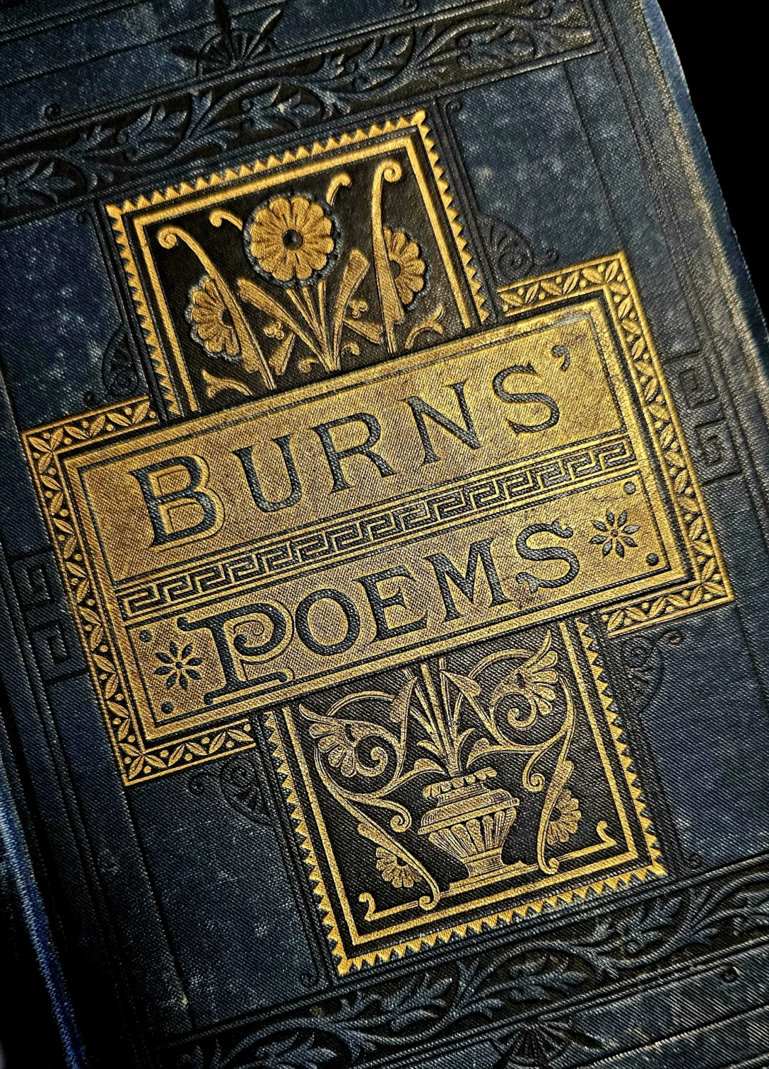 精美的烫金装帧设计