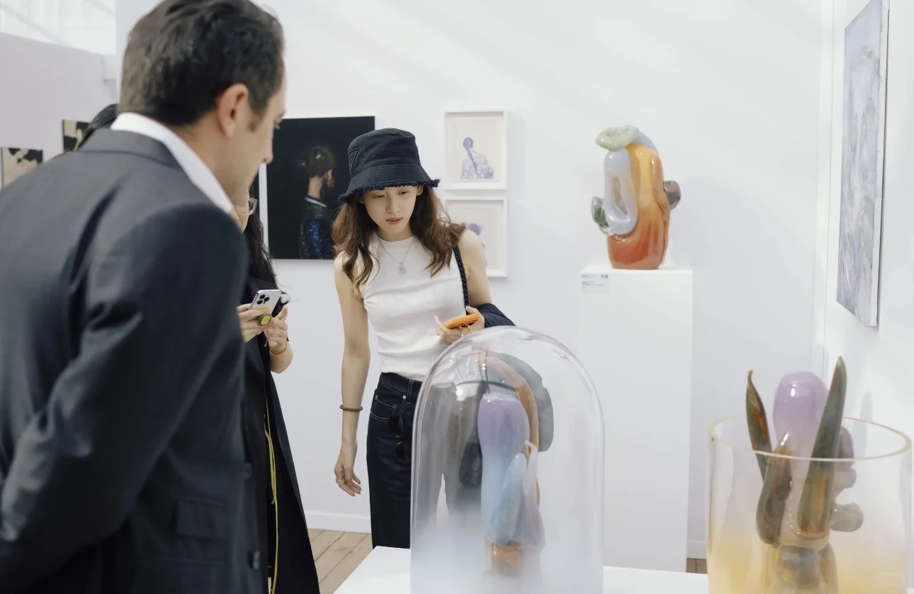 章泽天参观巴黎展览