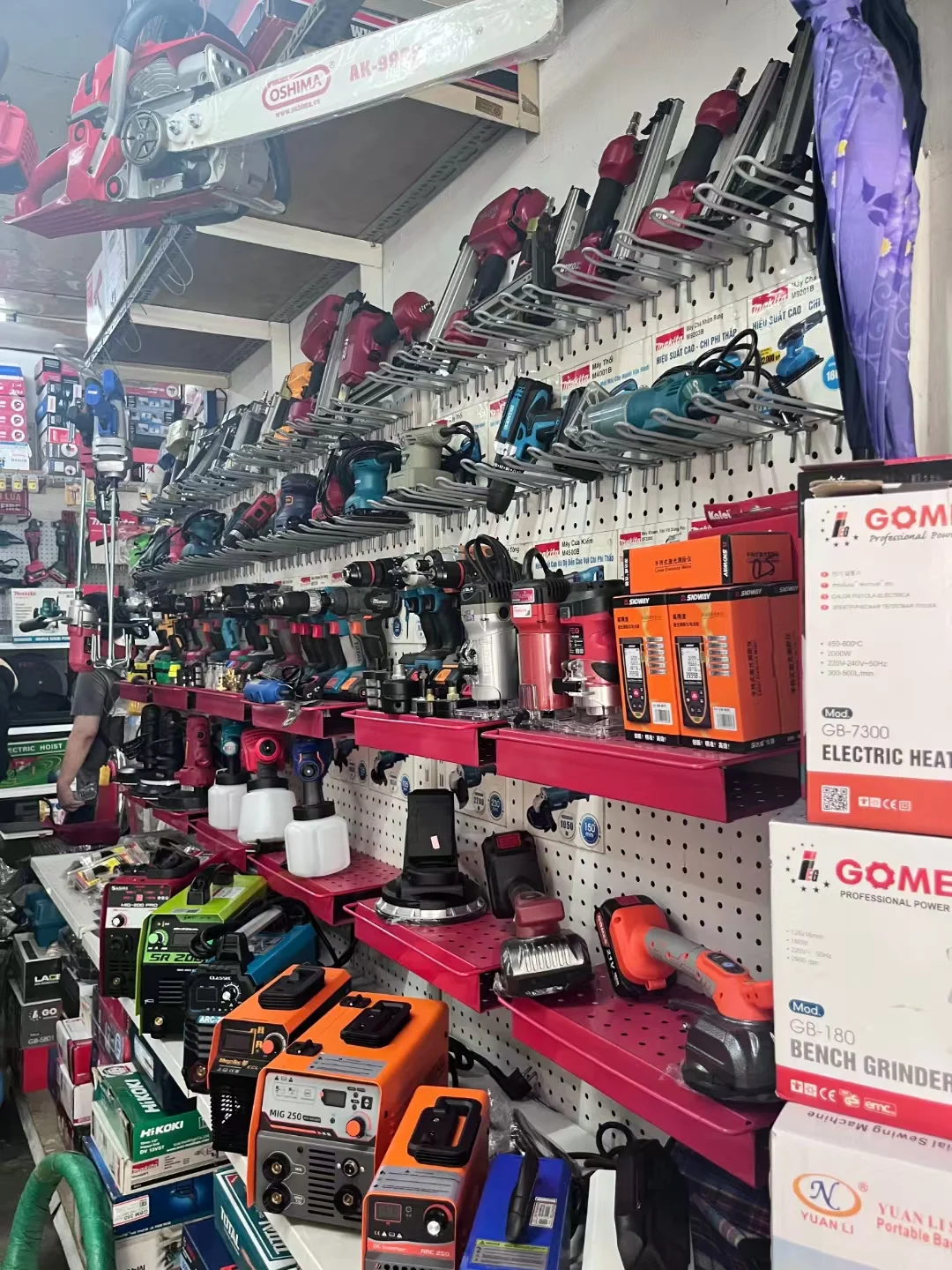 胡志明最大的五金市场