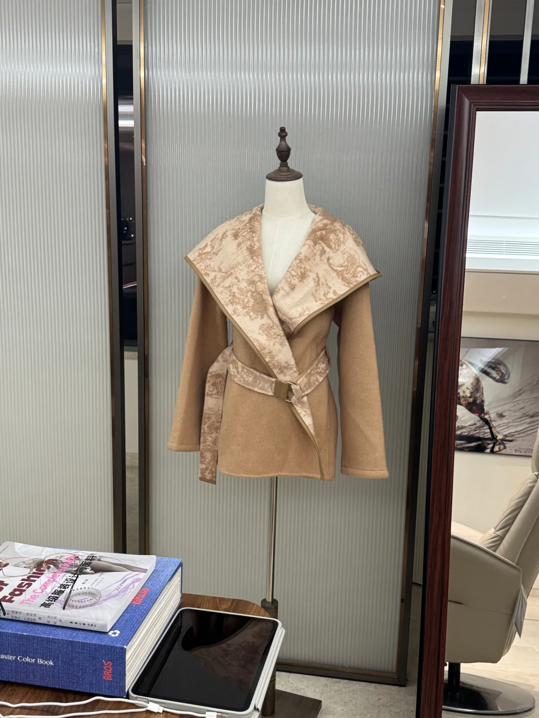 围巾还可以绑在腰上呀