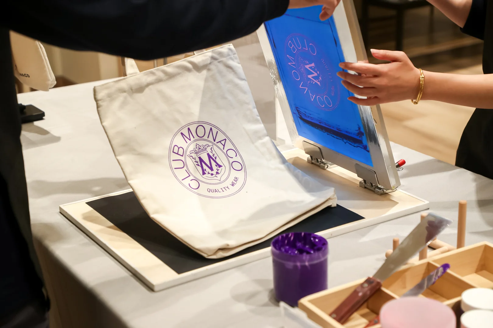 在品牌方现场进行手工丝网印刷活动