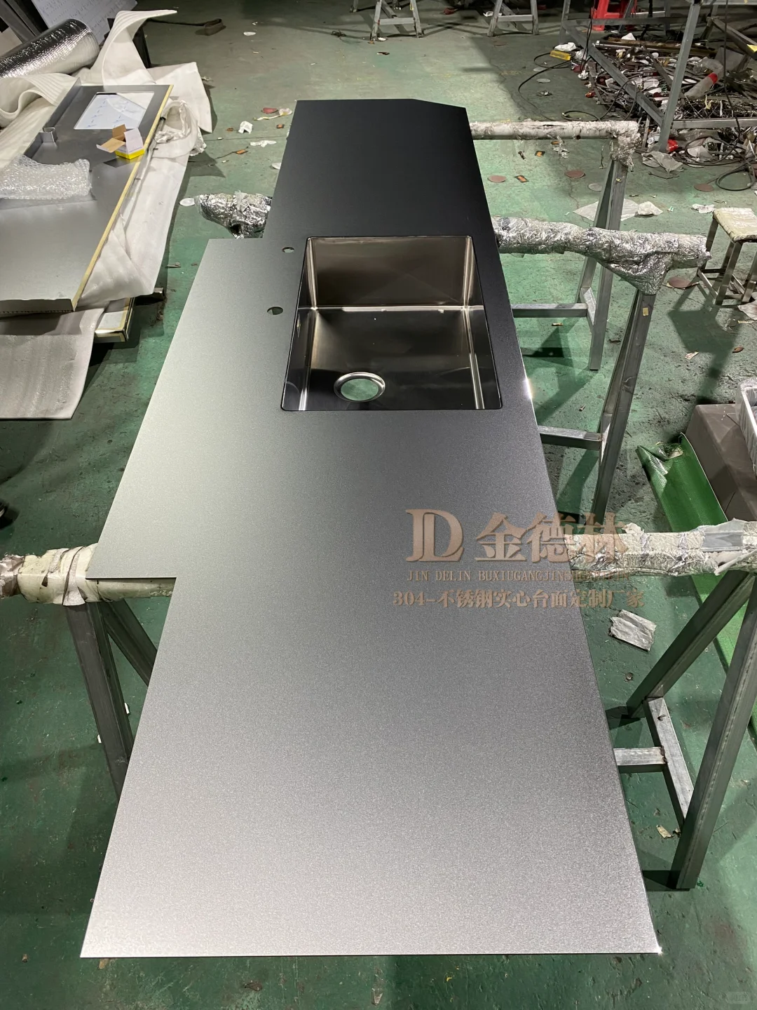 不锈钢台面越来越卷了...