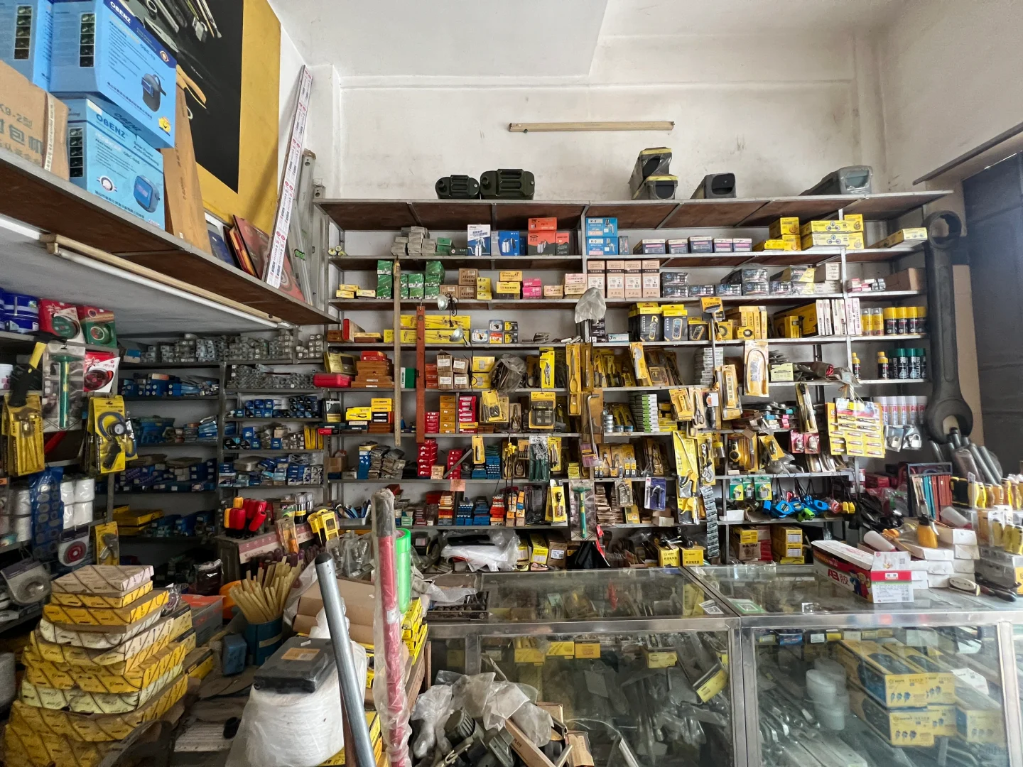 回家继承父母奋斗了三四十年的五金店