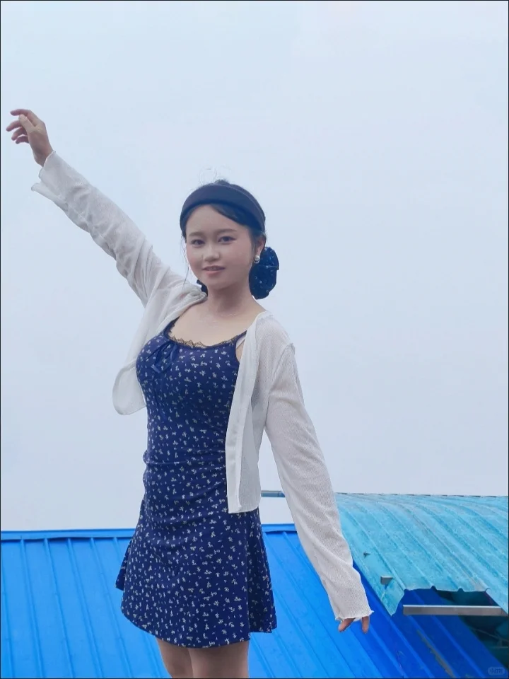 有胸垫的连衣裙！立体剪裁显瘦10斤?