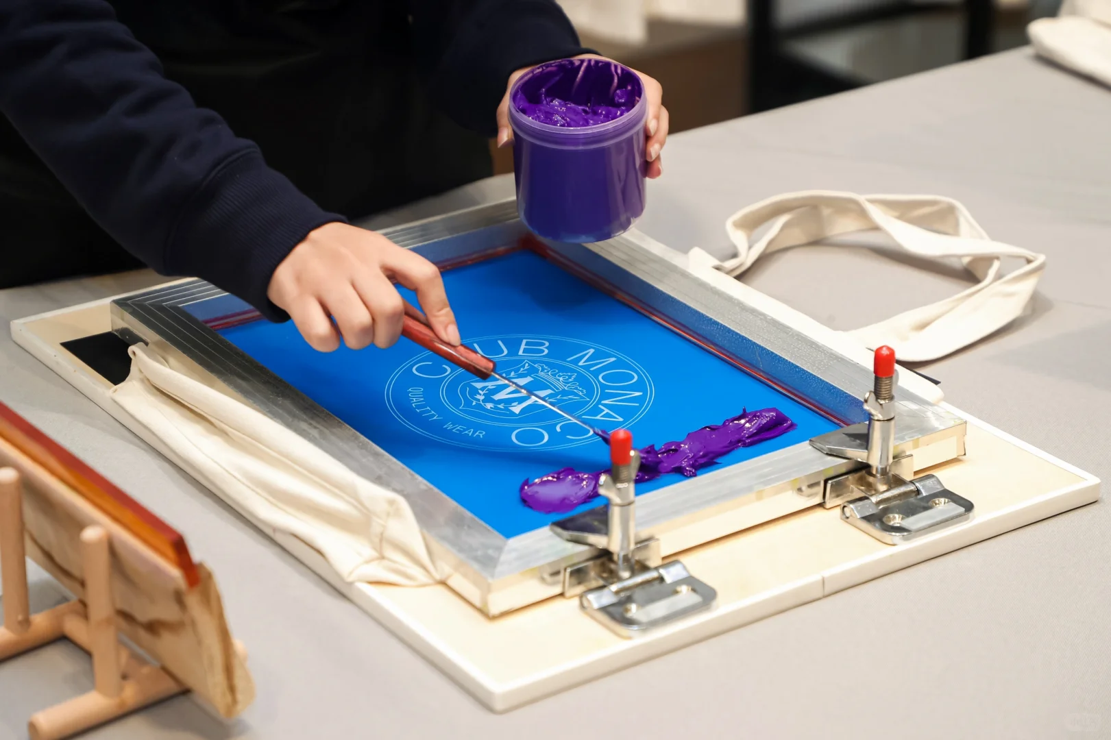 在品牌方现场进行手工丝网印刷活动