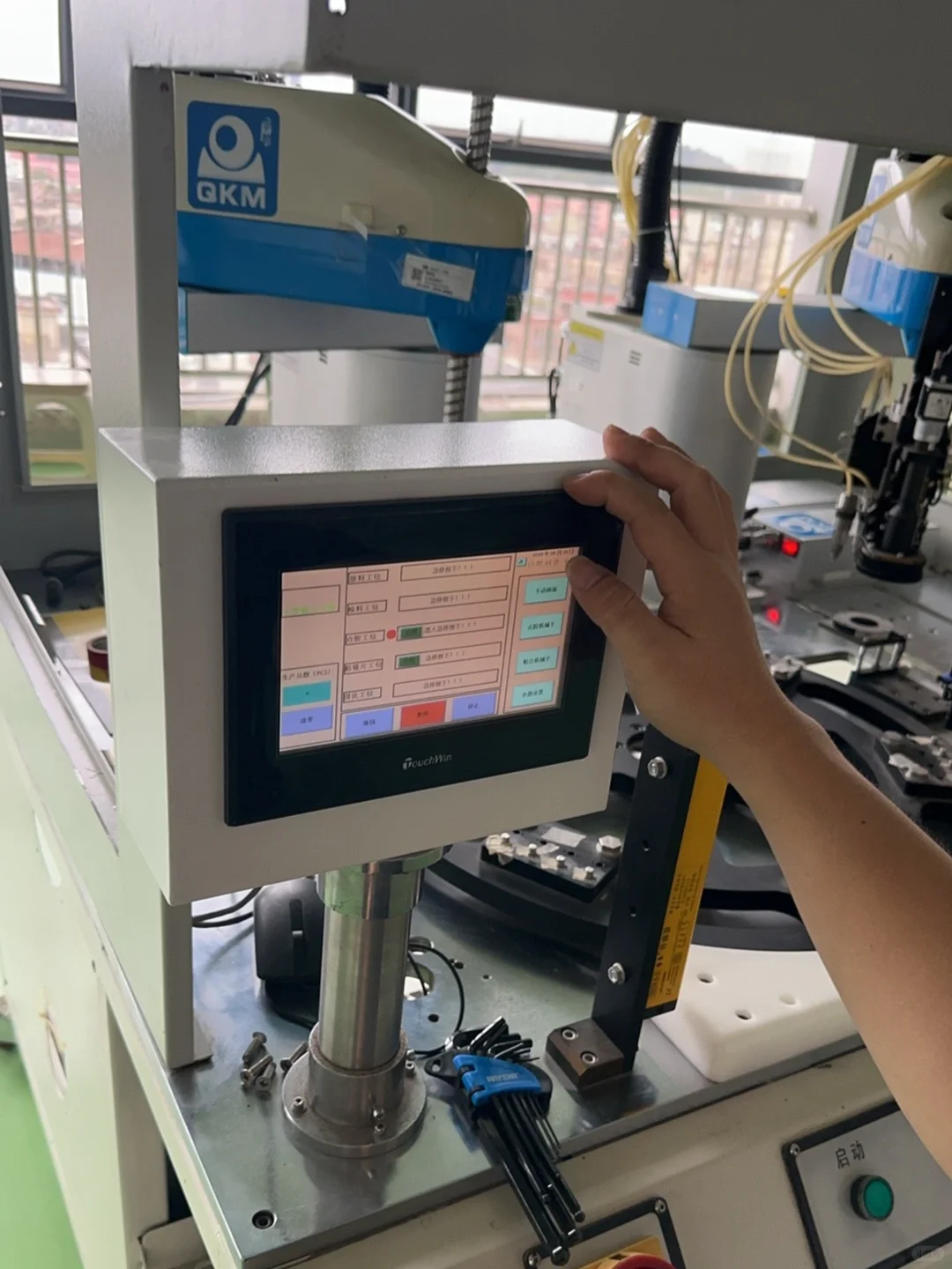 做调试电工有吗？