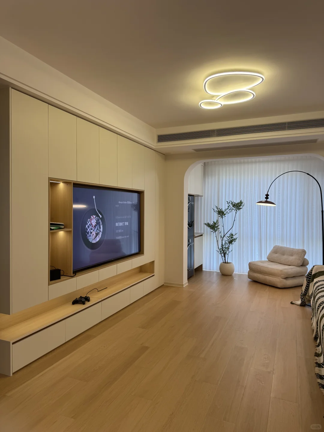 小户型反而很需要满墙电视柜!!