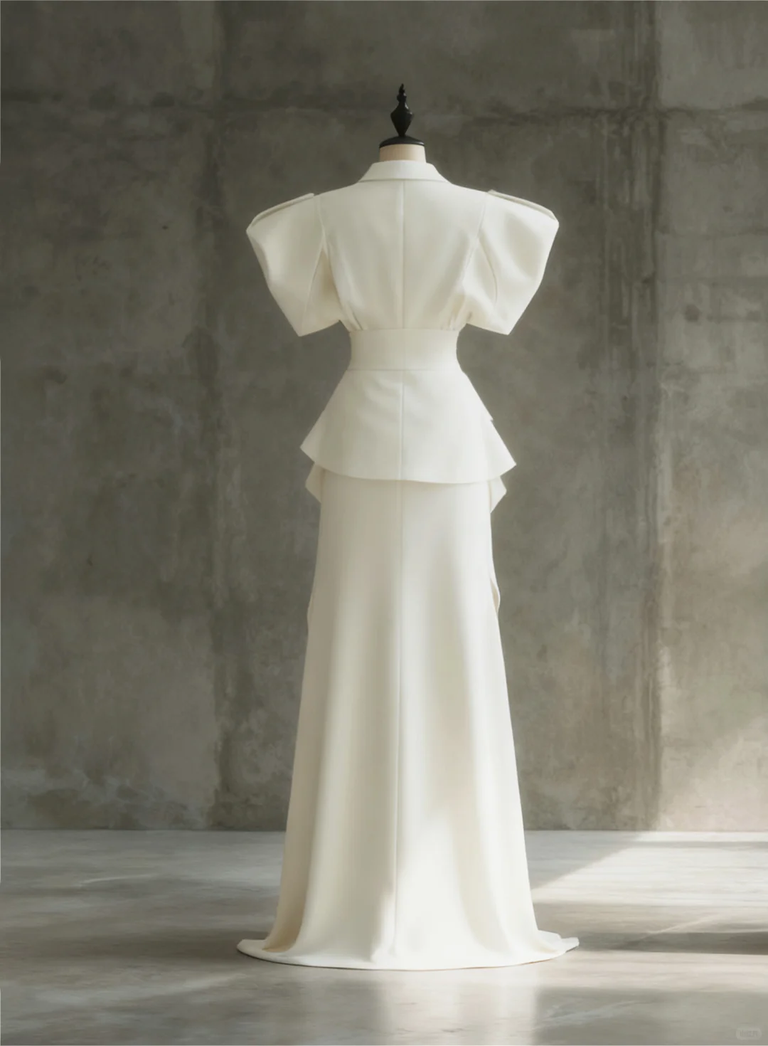 雕塑肩西装与侧瀑布长裙