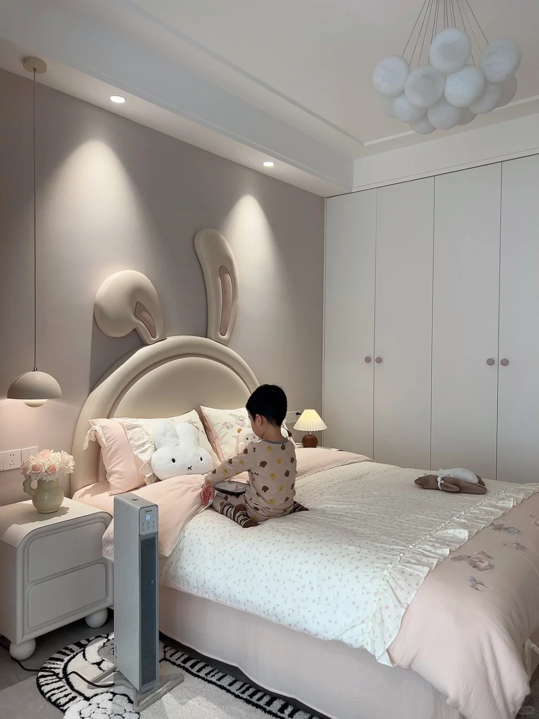 供暖空窗期，一台取暖器给足了娃的安全感～