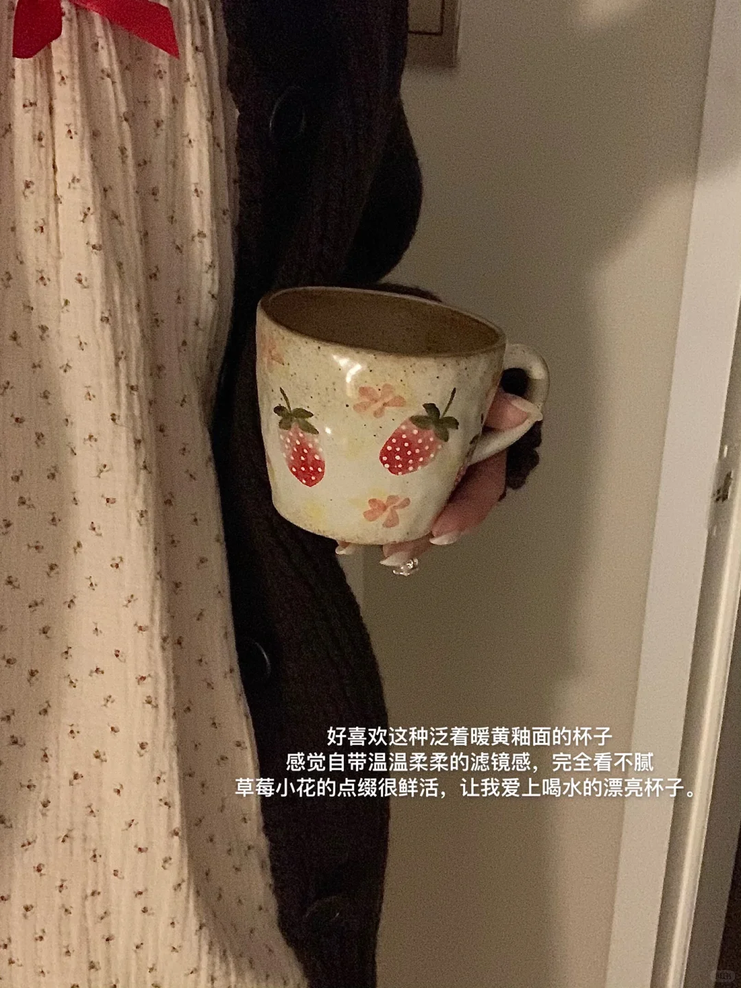 ??淡人餐桌上的九只漂亮杯子。