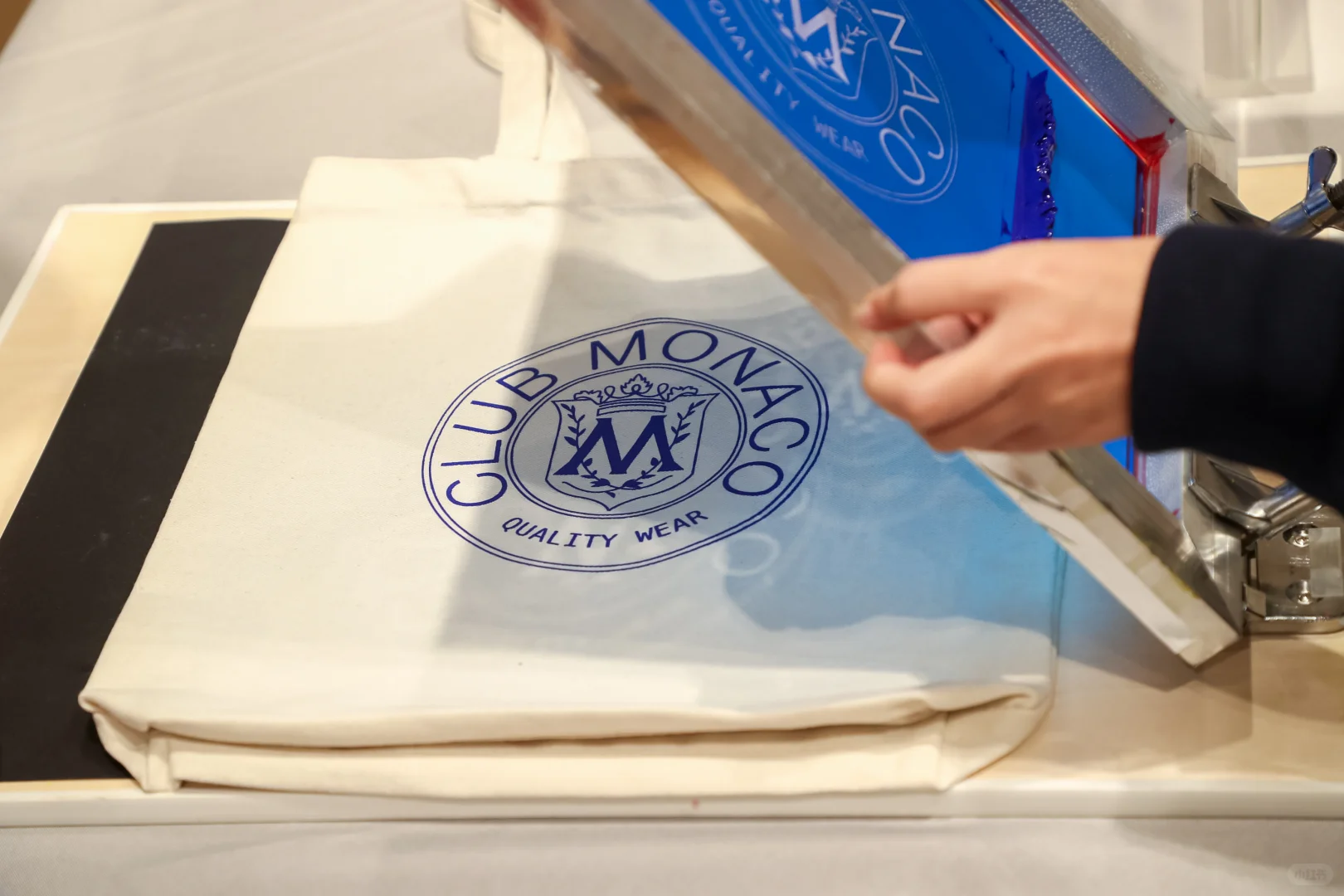 在品牌方现场进行手工丝网印刷活动