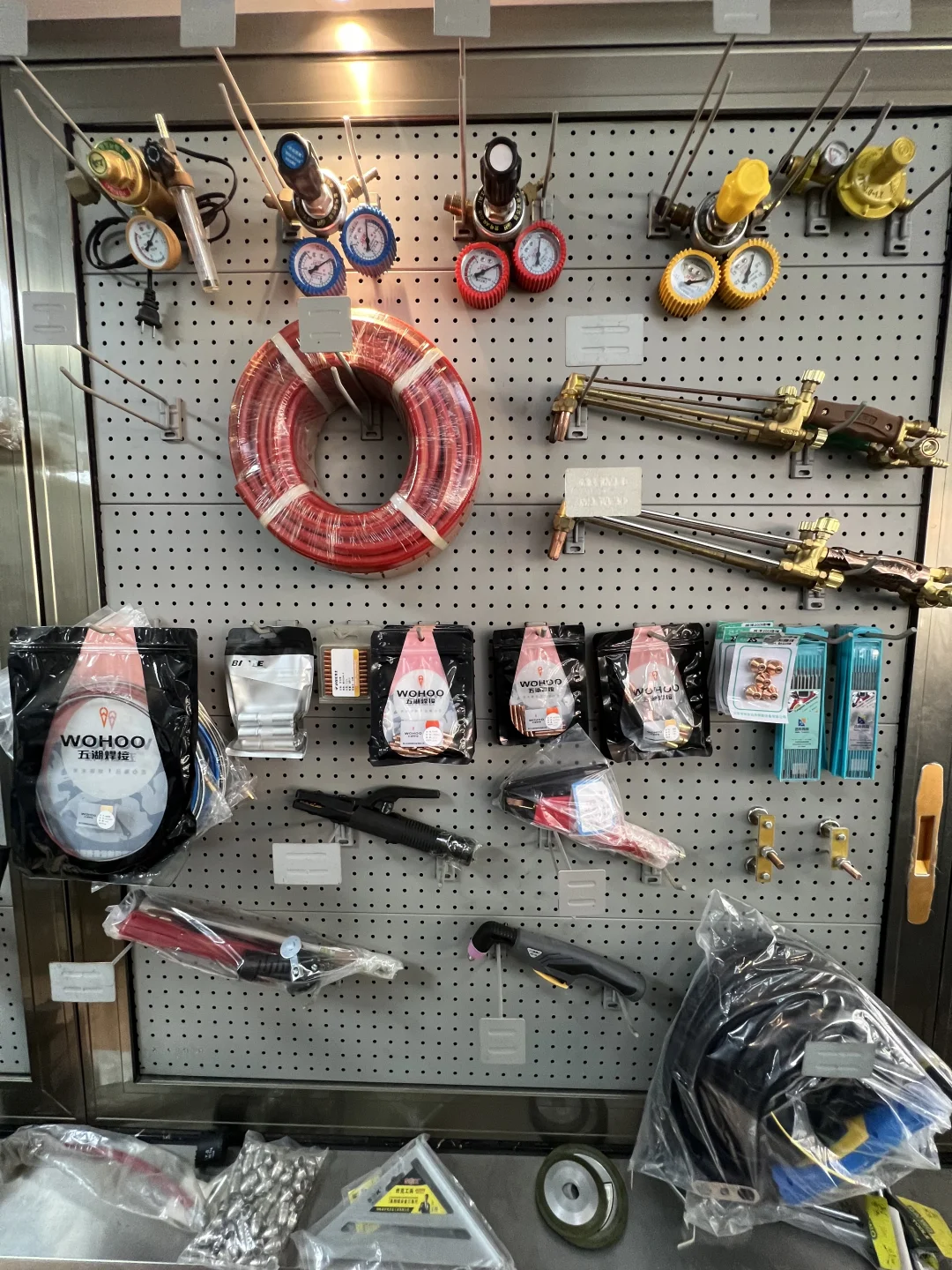 这应该算得上应有尽有的五金店?