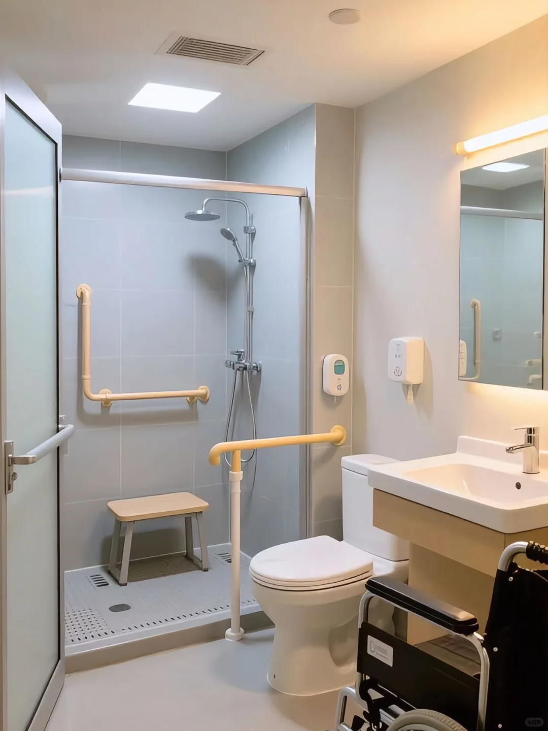 爷爷偏瘫居家康复,适老化改造