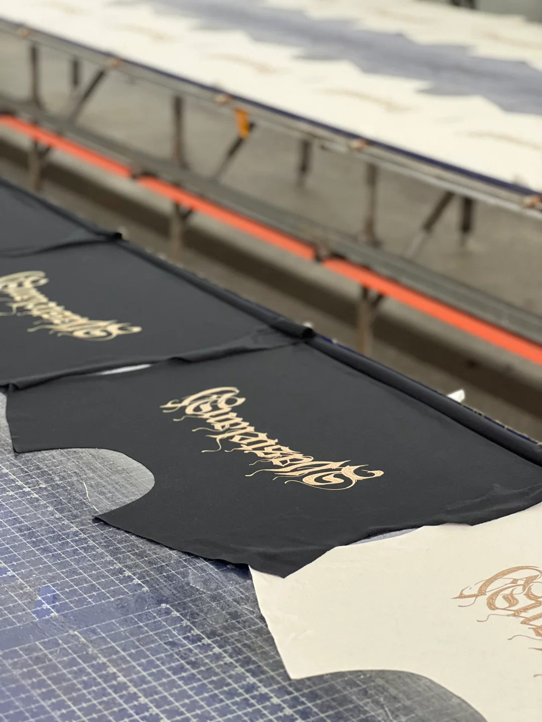 今日探访丝网印花厂，师傅正在做拉桨工艺