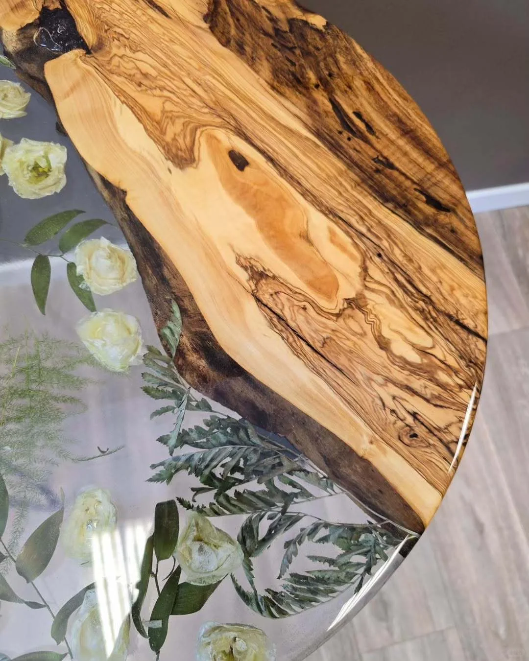 一眼就被这款树脂鲜花茶几惊艳到了！