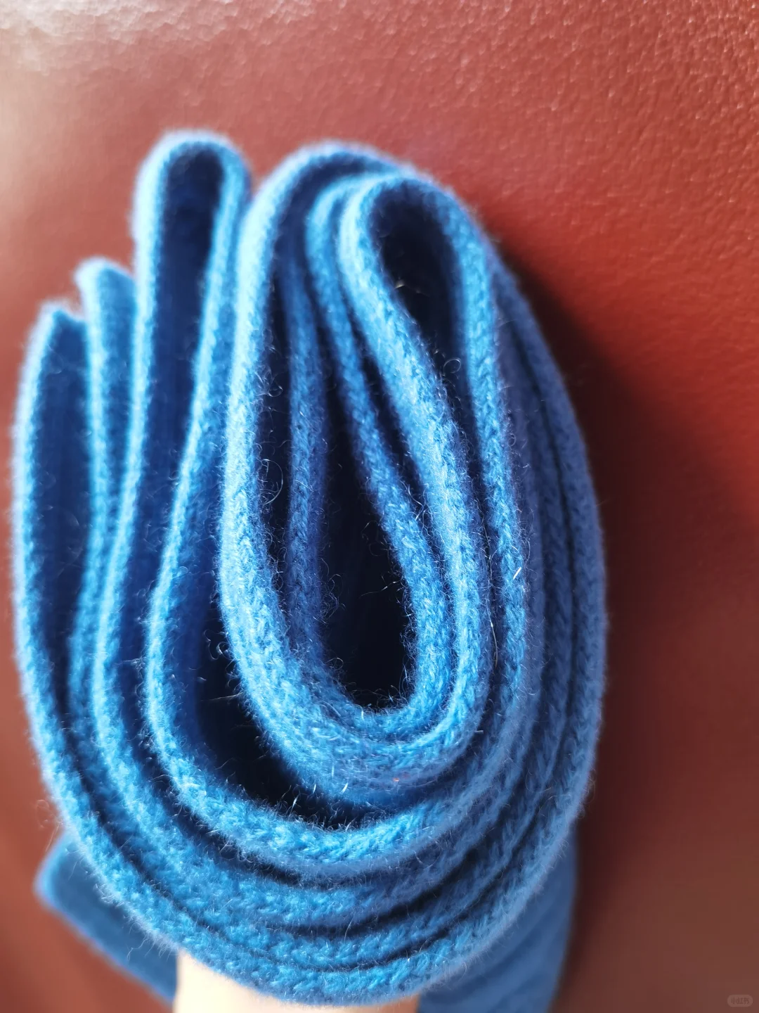 美哒哒宝石蓝羊绒围巾！分享两侧不卷边技巧