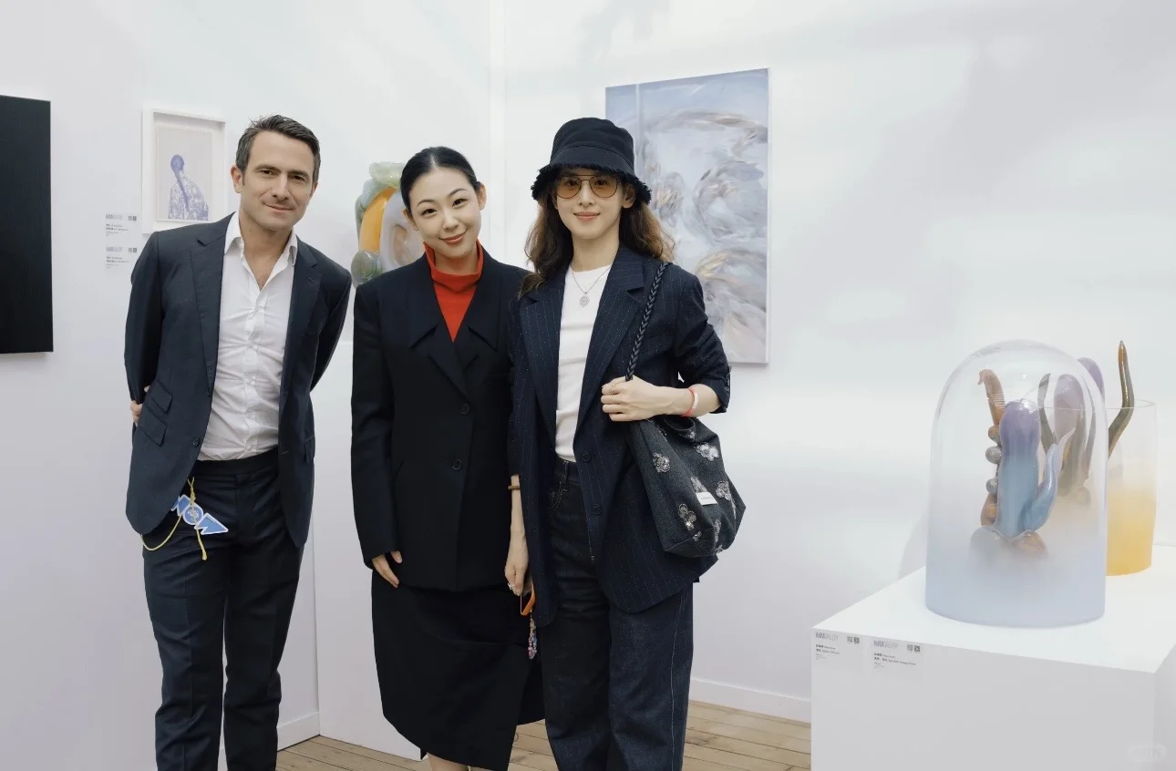 章泽天参观巴黎展览