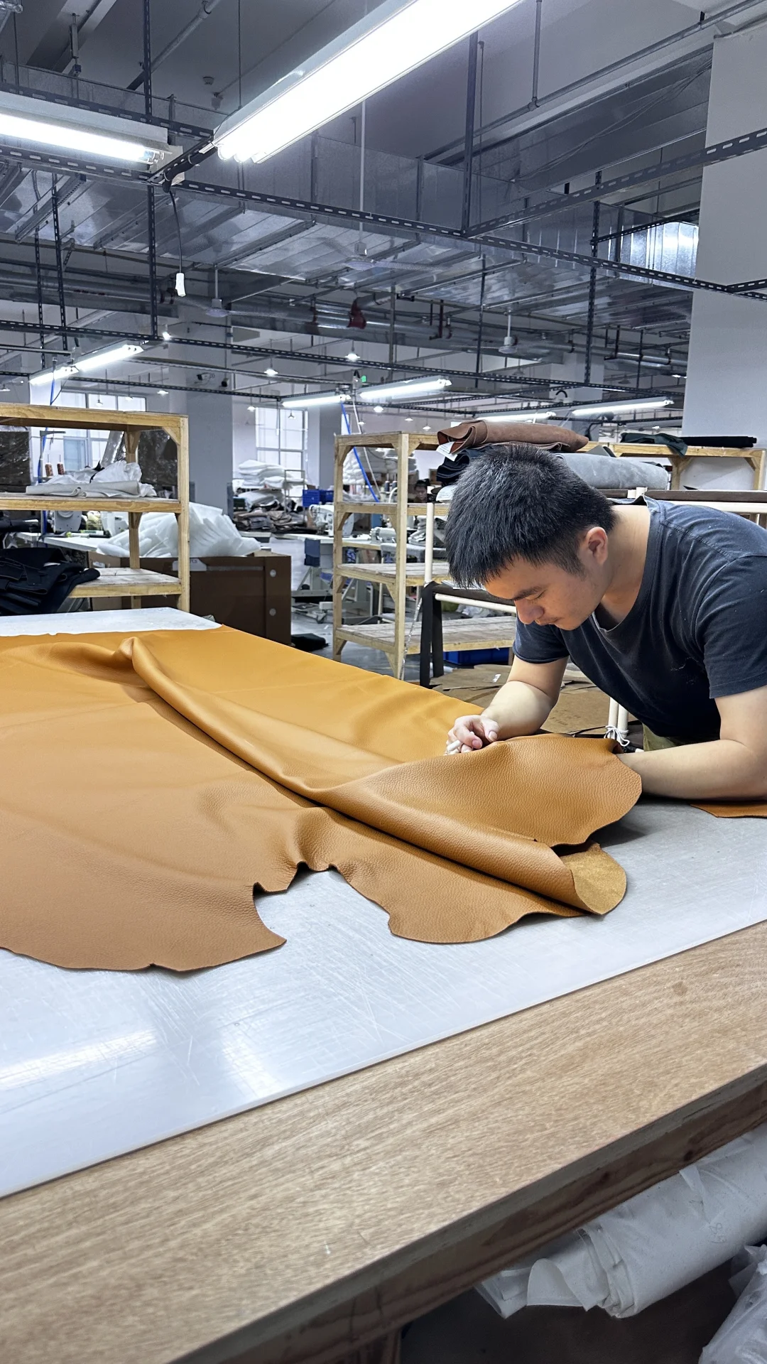 真皮沙发的诞生，来自师傅精密的手工裁剪