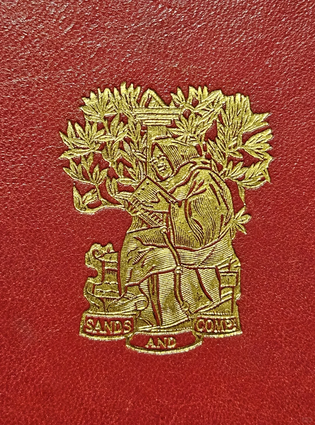 精美的烫金装帧设计