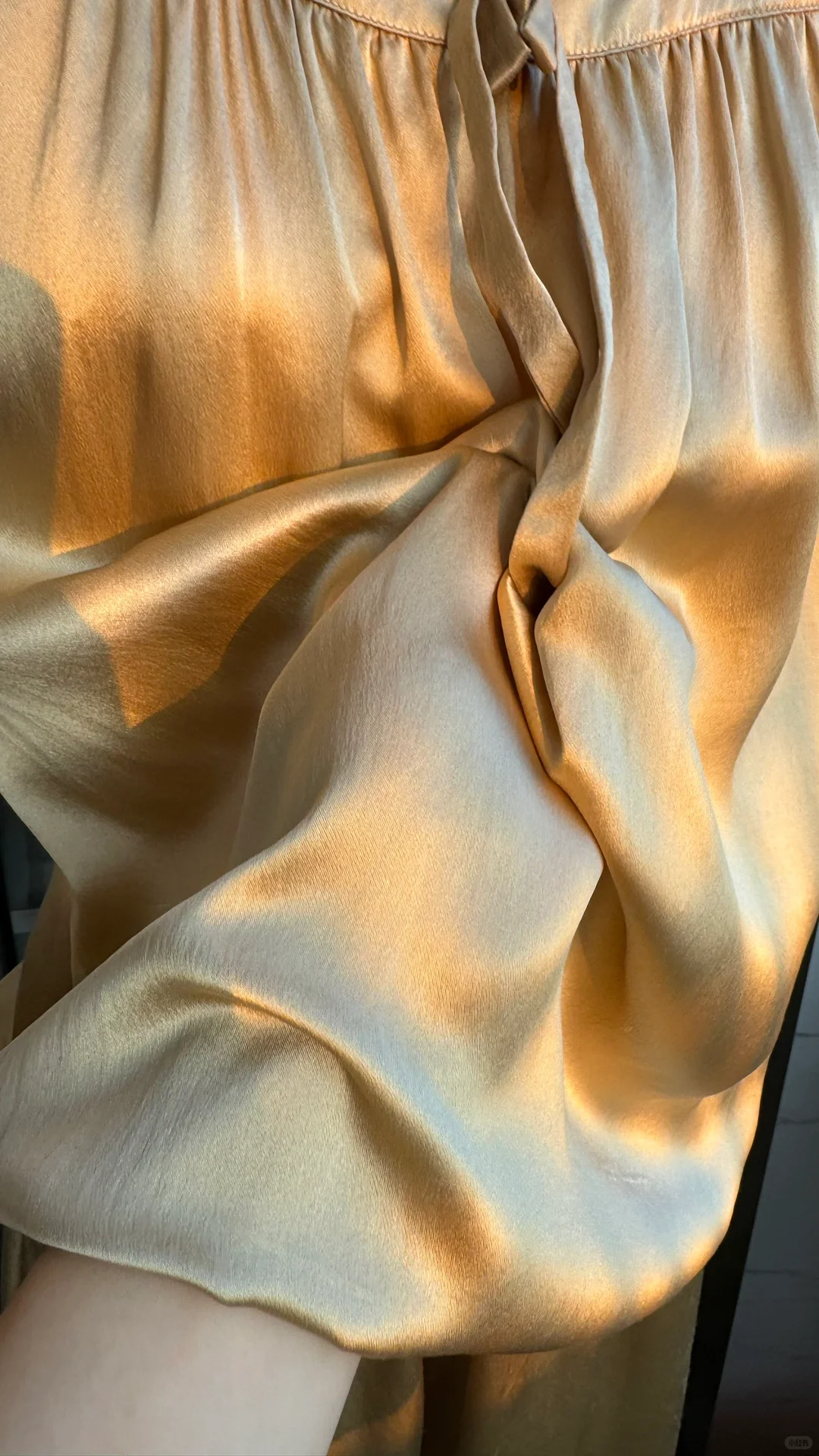 金色湖水般泛起粼粼波光！真丝素绉缎！