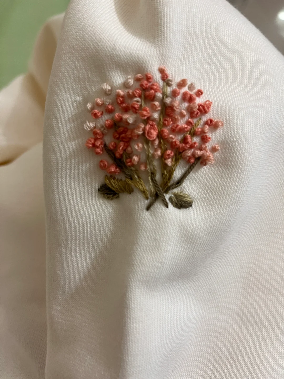 自己绣的袖口玫瑰花噂嘟好喜欢