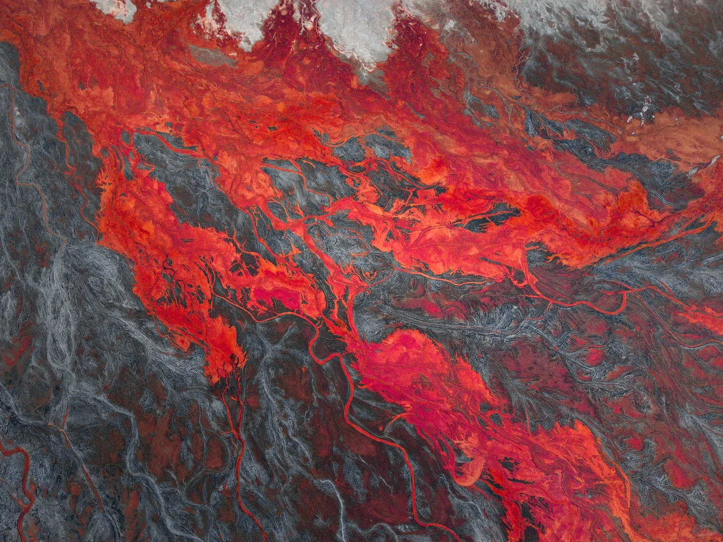 距离北京500km 大地的裂变 鞍山尾矿坑航拍