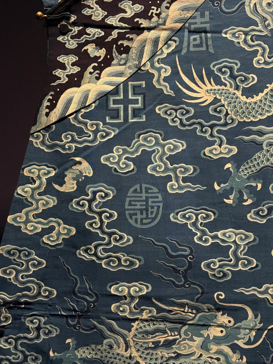 乾隆靛染工艺巅峰：只用三种蓝色的龙袍