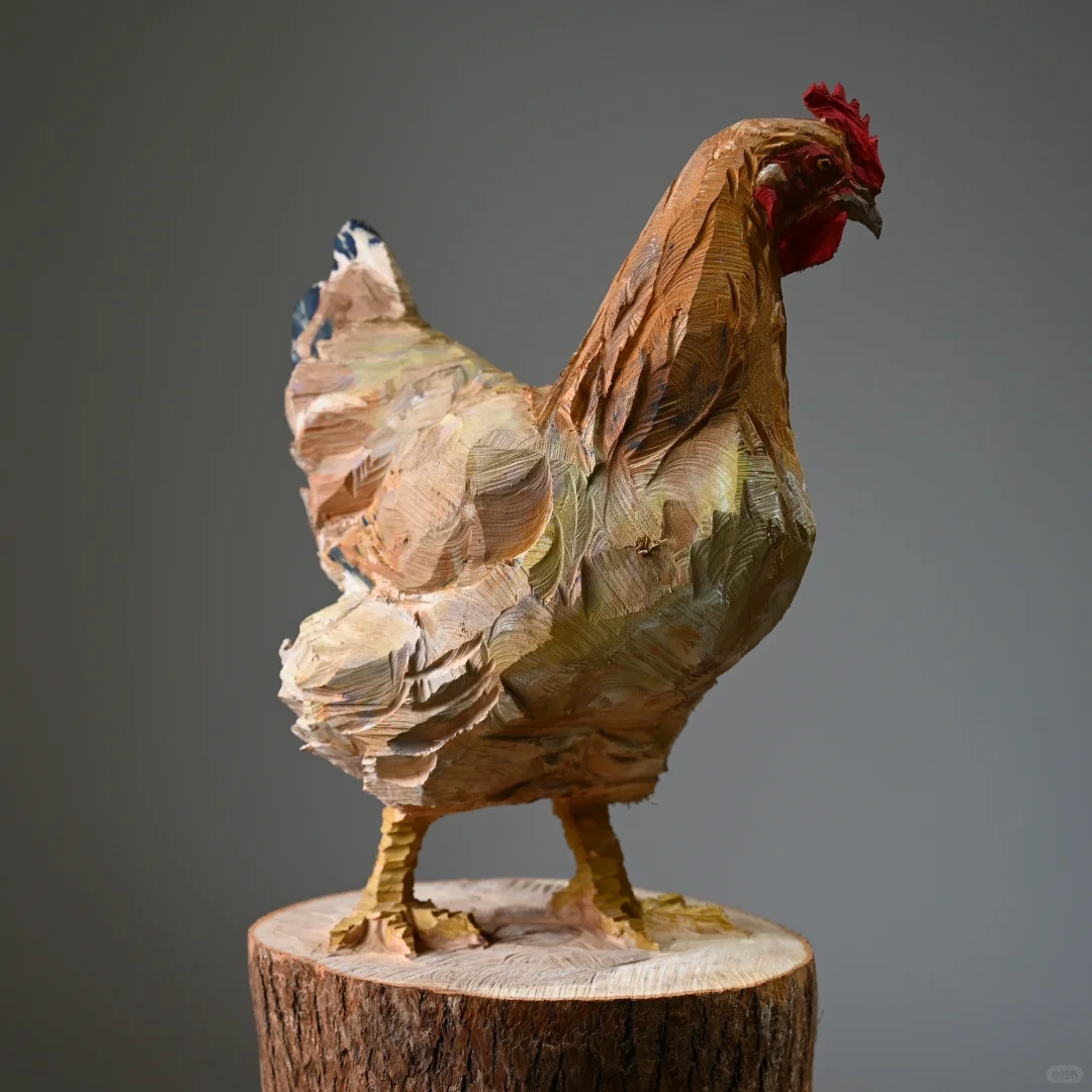 村里大娘说：谁家的鸡跳到小邓的木头上了