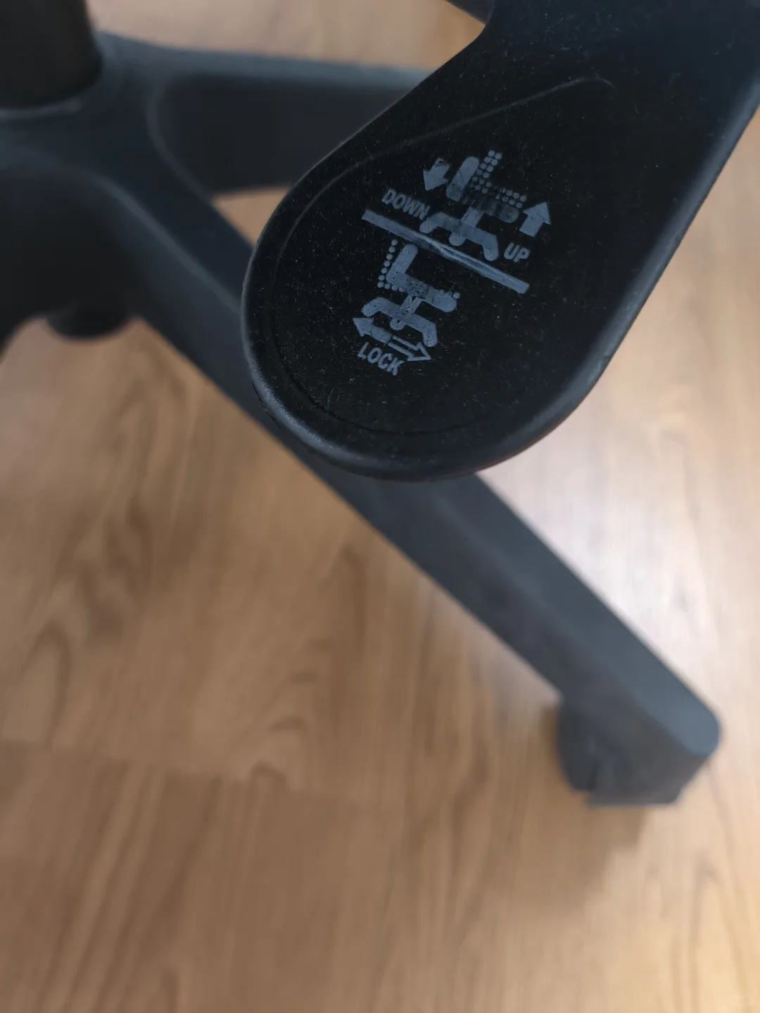 实习互助之办公室椅子怎么调节？