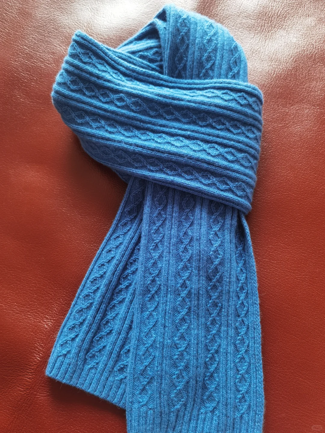 美哒哒宝石蓝羊绒围巾！分享两侧不卷边技巧