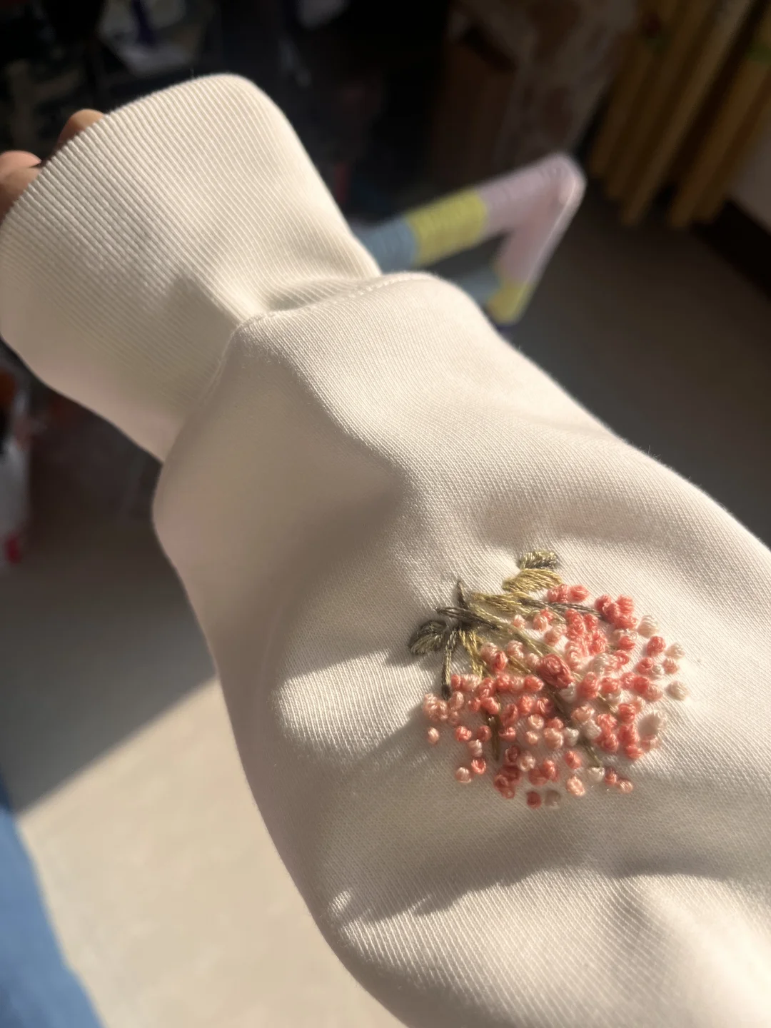 自己绣的袖口玫瑰花噂嘟好喜欢